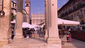 verona Itália 11 setembro 2020 rua mercado dentro praça delle erbe dentro verona dentro Itália video