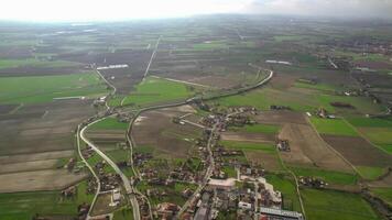 aéreo Visão do verde Campos dentro po vale, Itália video