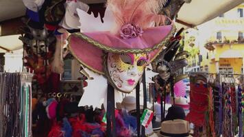 Verona Italia 11 settembre 2020 carnevale maschera per vendita nel un' strada mercato video