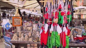 verona Italië 11 september 2020 pinokkio poppen souvenir Aan uitverkoop video