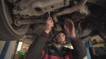 Milaan Italië 27 maart 2020 monteur reparaties de auto video