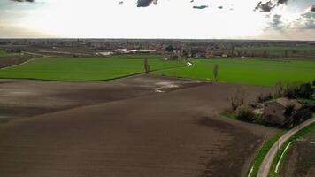 antenne visie van groen veld- en weg in po vallei, Italië video