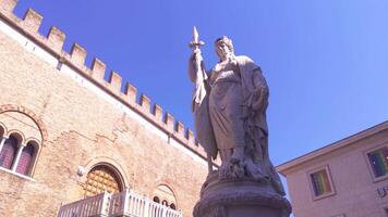 Treviso Italië 14 augustus 2020 onafhankelijkheid standbeeld in historisch stad centrum van Treviso in Italië video
