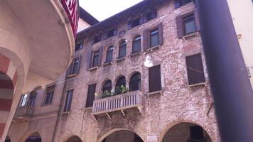 Treviso Italië 14 augustus 2020 broll van architectuur detail van een oud gebouw in Treviso video