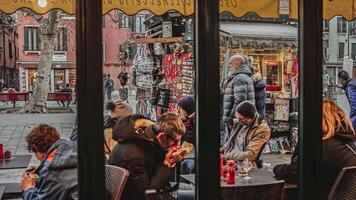 Venedig Italien 6 Januar 2023 Menschen beim Straße Bar Tabelle Szene video