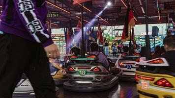 rovigo Italie 25 octobre 2022 écraser pare-chocs voitures à amusement juste dans amusement parc avec luna parc lumières à nuit video