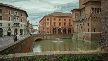 ferrara Italia 30 julio 2020 broll detalle de ferrara s medieval castillo en Italia video