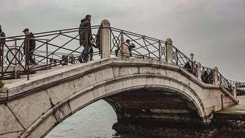 Venetië Italië 6 januari 2023 mensen wandelen Venetië brug tafereel video