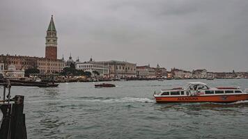 Venetië Italië 6 januari 2023 Venetië stad visie in een bewolkt dag in winter seizoen video