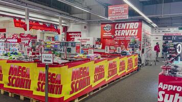 rovigo Italie 9 octobre 2021 les clients et les vendeurs dans électronique centre commercial magasin video