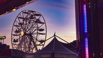 rovigo Italia 25 ottobre 2022 luna park Ferris ruota a tramonto video