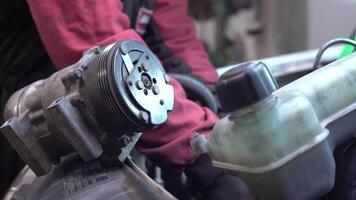 Milaan Italië 20 januari 2020 monteur werken Aan de motor in de werkplaats video