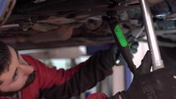 Milaan Italië 20 januari 2020 monteur onder auto gedurende reparatie onderhoud video
