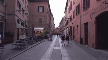 ferrara Italia 30 julio 2020 callejón con personas en ferrara en Italia video