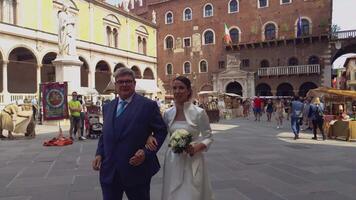 verona Italië 11 september 2020 pasgetrouwden wandelen in verona straat in Italië video