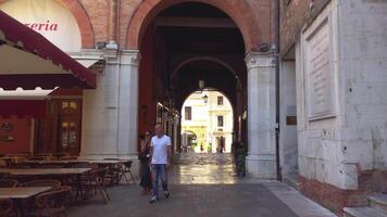 treviso Italia 13 agosto 2020 arcadas en plaza dei signori en treviso con personas paso mediante video