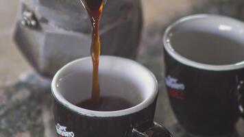 Milaan Italië 5 augustus 2021 gieten koffie langzaam beweging mokka detail video