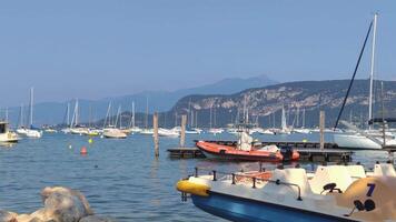 bardolino Italië 16 september 2020 panorama van strand Aan Garda meer van bardolino video