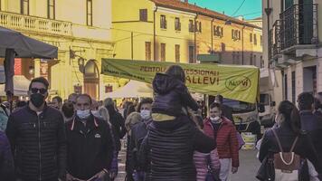 rovigo Itália 30 Outubro 2021 criança sentado em Papai s ombros às uma rua mercado video