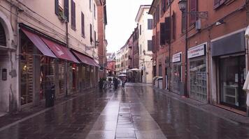 Ferrara Itália 29 Julho 2020 evocativo Visão do uma rua dentro a histórico Centro do Ferrara a italiano cidade video