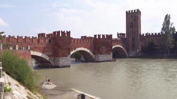 Verona Italia 11 settembre 2020 castelvecchio S ponte nel Verona un' famoso ponte nel il italiano città video