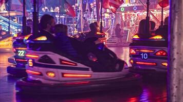 rovigo Italië 25 oktober 2022 verpletteren bumper auto's Bij pret eerlijk in amusement park met luna park lichten Bij nacht video