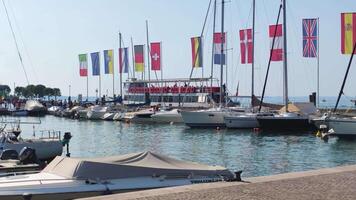 bardolino Italia dieciséis septiembre 2020 Puerto de bardolino en un soleado día video