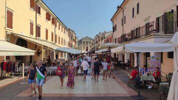 bardolino Italien 16 september 2020 central sqaure av bardolino i Italien full av turister video