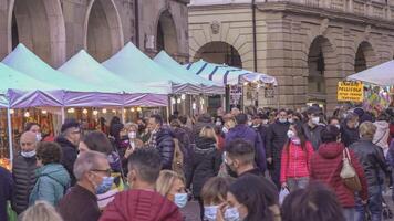 rovigo Italia 30 ottobre 2021 tradizionale annuale mercato con affollato bancarelle nel il città di rovigo su il occasione di il patrono santo S giorno video