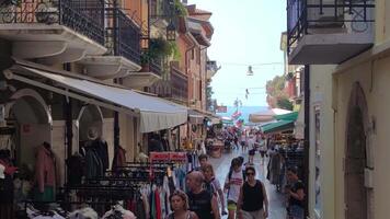 lazise Italia dieciséis septiembre 2020 lazise callejón lleno de personas caminando video