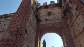 lazise Italia dieciséis septiembre 2020 medieval castillo de lazise en Italia debajo un azul cielo video