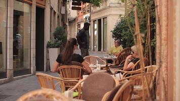 Treviso Italië 14 augustus 2020 mensen gezeten Bij de bar buitenshuis video