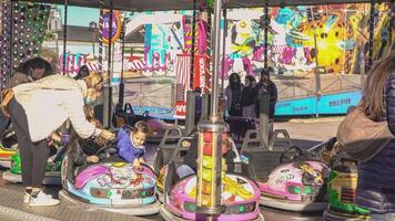 rovigo Italie 30 octobre 2021 électrique pare-chocs voitures ou dodgem voitures à amusement parc video