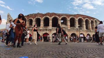 verona Itália 11 setembro 2020 Visão do arena dentro verona Itália com pessoas e turistas Visita video