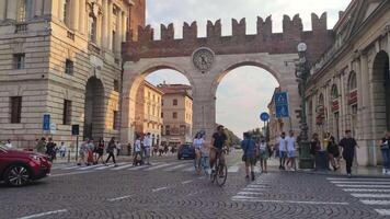 Verona Italia 11 septiembre 2020 portoni della sostén en Verona en Italia a puesta de sol hora video