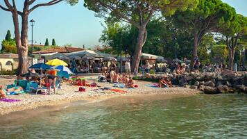 lui Italië 16 september 2020 detail van strand in lui Aan Garda meer video