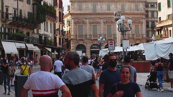 Verona Italien 11 September 2020 Piazza delle erbe im Verona voll von Menschen Gehen video