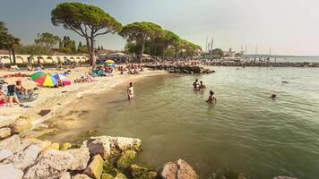 preguiçoso Itália 16 setembro 2020 Tempo lapso do de praia dentro preguiçoso em garda lago video