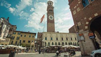 Verona Italia 11 settembre 2020 piazza delle Erbe nel Verona con lamberti Torre pieno di persone video