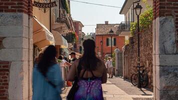lazise Italia dieciséis septiembre 2020 hora lapso de callejón con personas y turistas caminando en lazise en Italia video