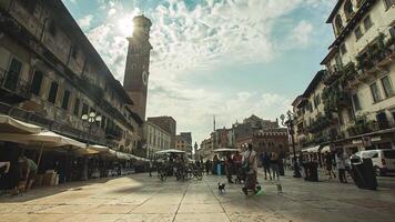 verona Italië 11 september 2020 piazza delle erbe in verona vol van mensen wandelen video