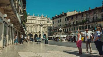 Verona Italia 11 septiembre 2020 plaza delle erbe en Verona lleno de personas caminando video