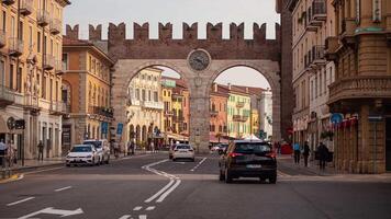 Verona Italia 11 septiembre 2020 hora lapso de portoni della sostén en Verona en Italia a puesta de sol hora video