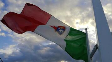 Italienisch Flagge winken im das Wind beim Sonnenuntergang video