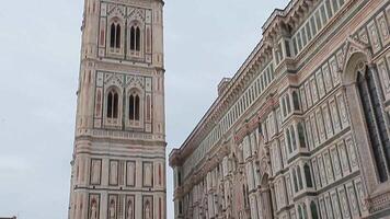 Detail von das Glocke Turm von das Duomo von Florenz Schuss auf ein wolkig Tag mit das Licht Das verbessert das Farben video