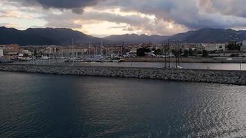 visie van de Siciliaans kust van Palermo genomen van de zee Bij zonsondergang video
