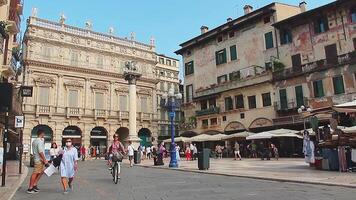 verona Italië 11 september 2020 piazza delle erbe in verona vol van mensen wandelen video