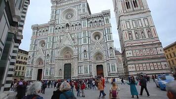 Aussicht von das Vorderseite Fassade von das Duomo von Florenz Schuss auf ein wolkig Tag mit das Licht Das verbessert das Farben video