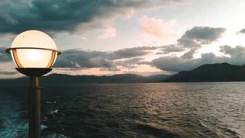 Lampe Post Terrasse mit Blick auf das Meer während Sonnenuntergang video