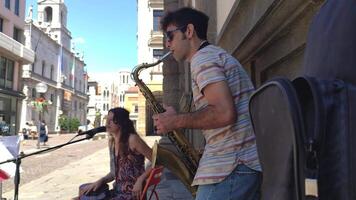 Padova Itália 18 Julho 2020 casal do rua músico artistas tocam em Padua ruas dentro Itália video